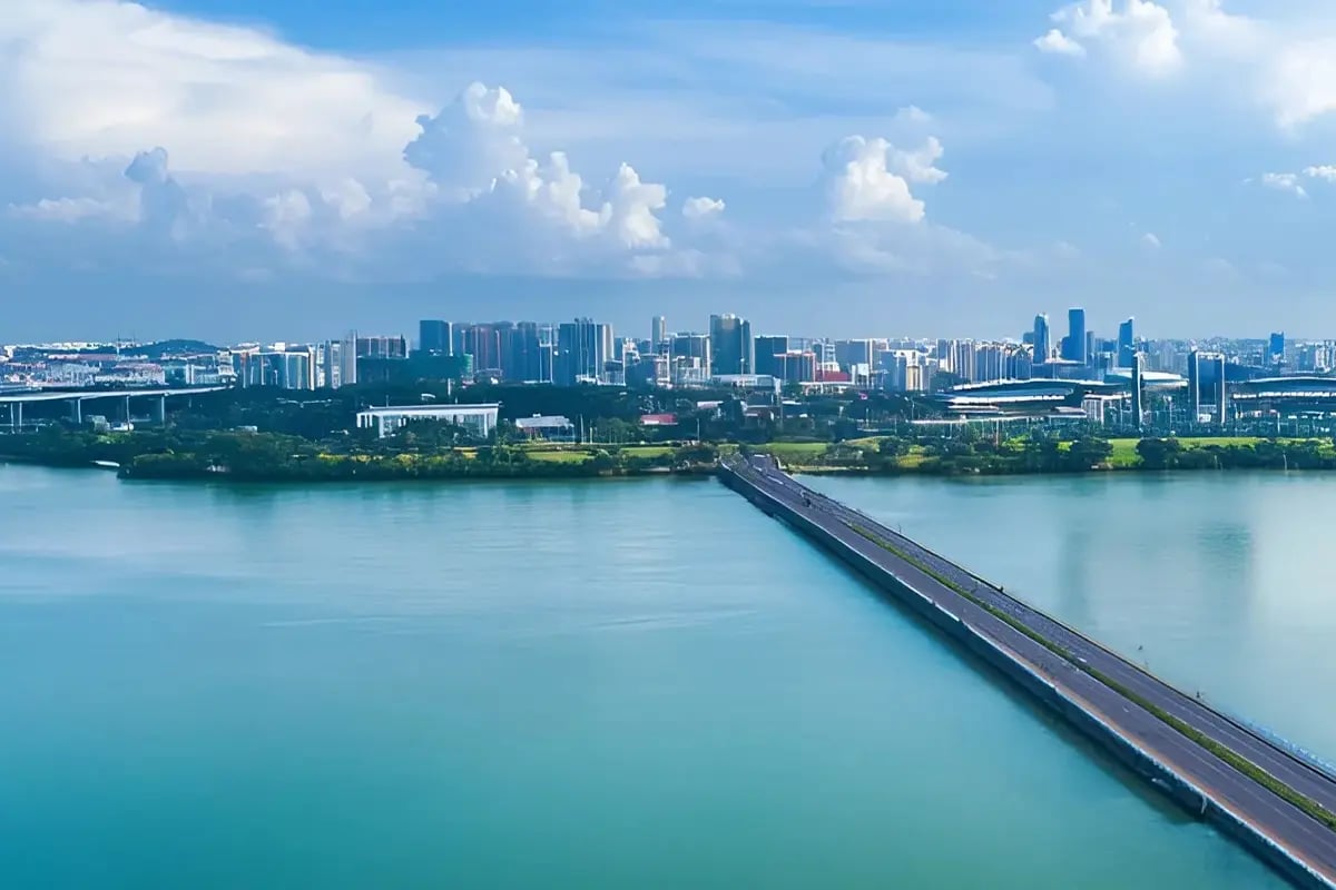 Malaysia and Singapore Collaborate on Green Economy through New Economic Zone_Drone photo of the Johor-Singapore Causeway, linking Singapore and Malaysia_visual 1