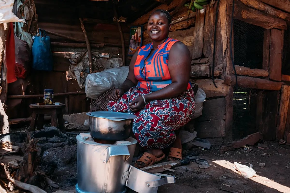 Nature-based Solutions Leveraging Ecosystems for Carbon Mitigation and Beyond_A woman from a local Kenyan community cooking a meal using an energy efficient cookstove_visual 5